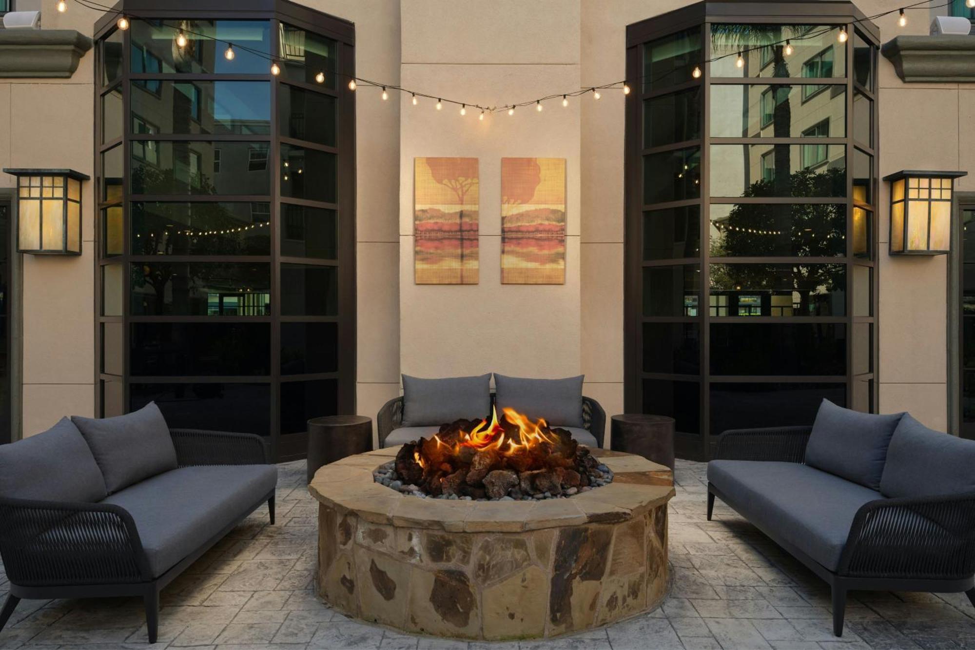 Courtyard By Marriott Los Angeles Pasadena Old Town Exterior photo