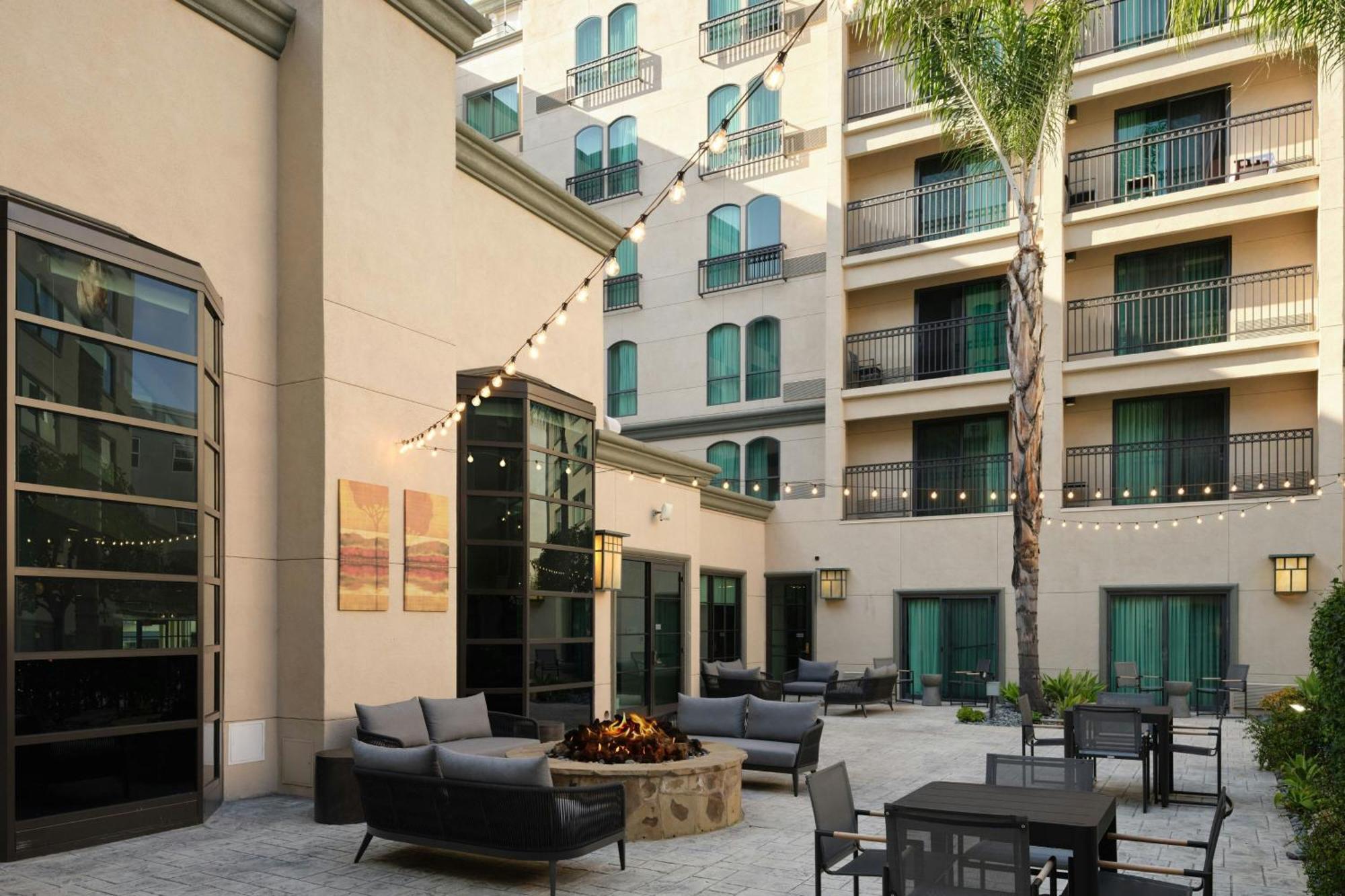 Courtyard By Marriott Los Angeles Pasadena Old Town Exterior photo